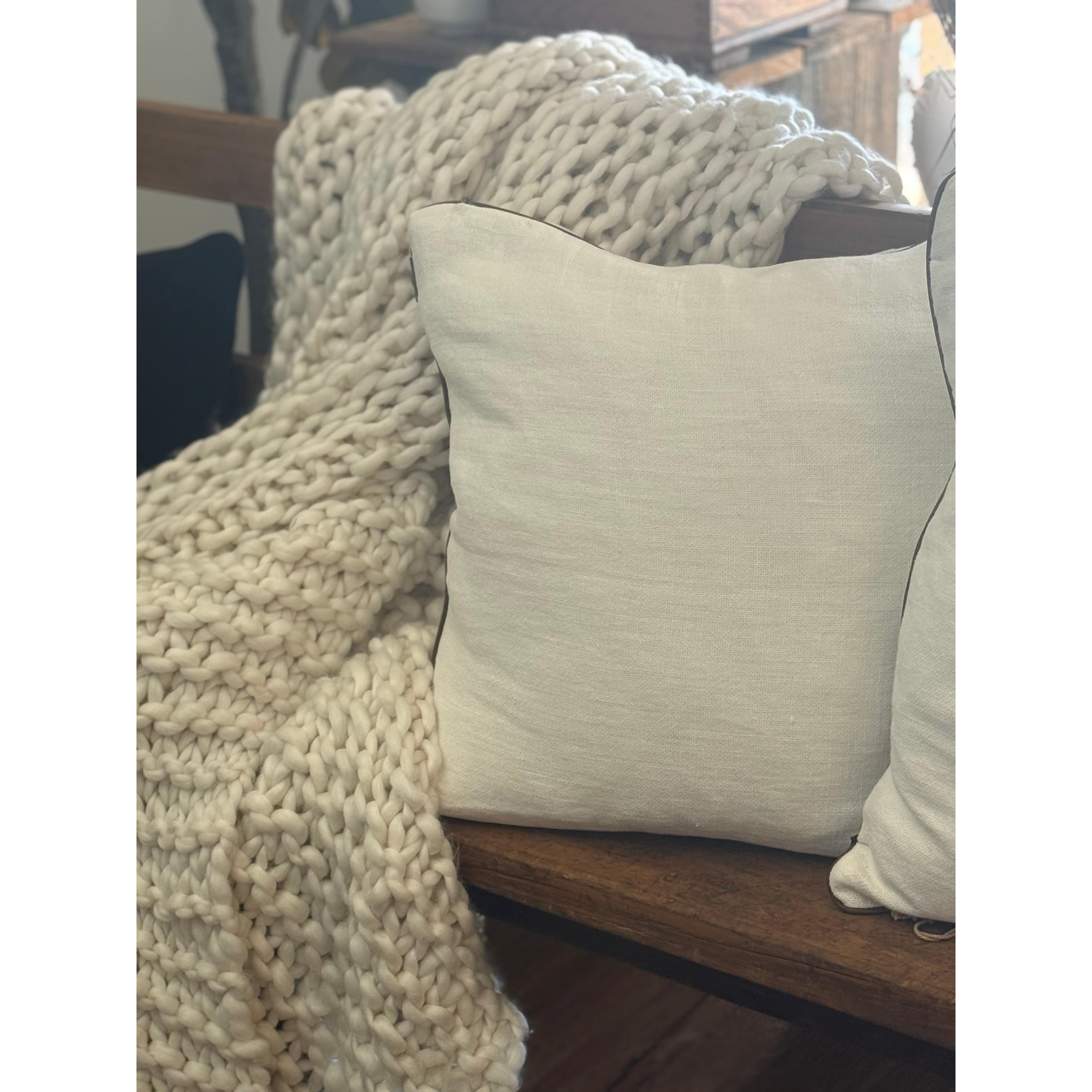 Tuck Stitch Chunky Throw Creme - Gateway Gifts