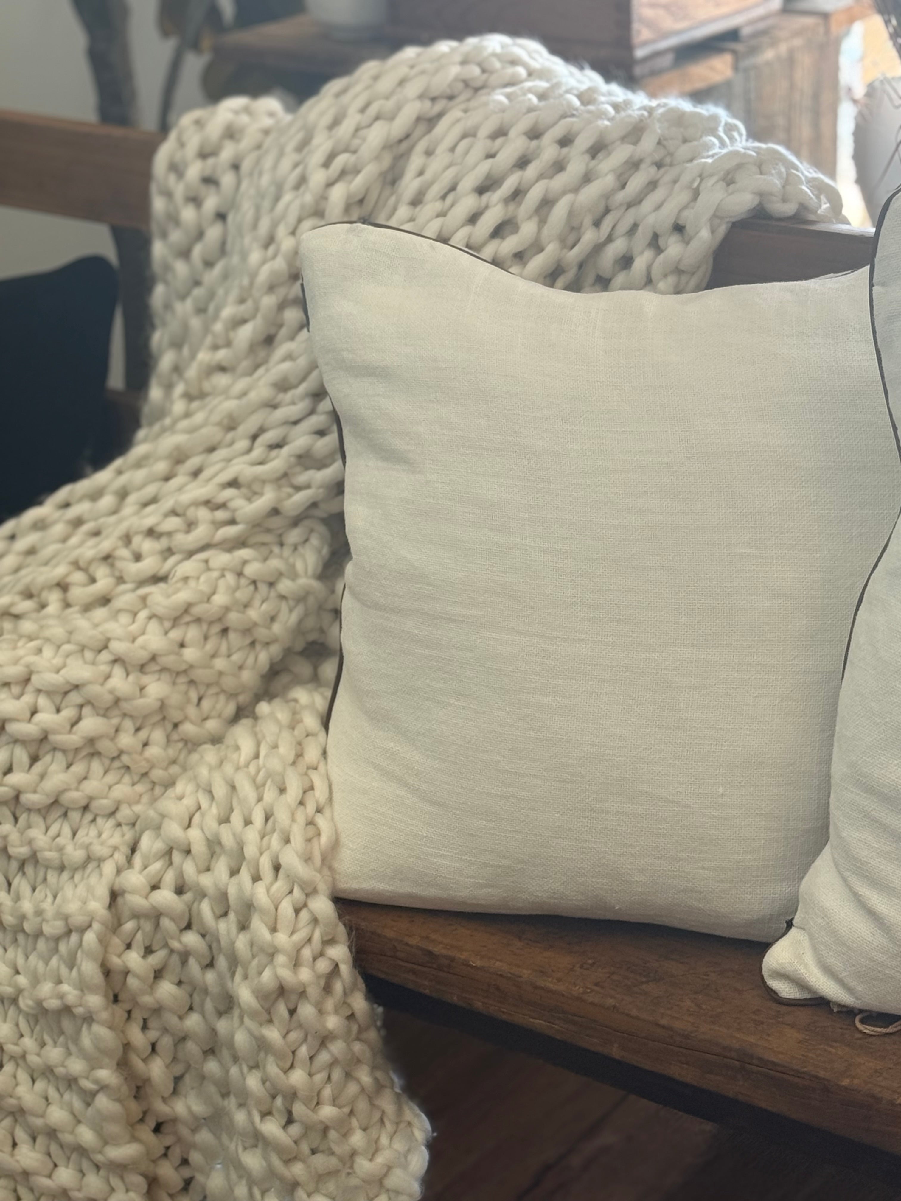 Tuck Stitch Chunky Throw Creme - Gateway Gifts